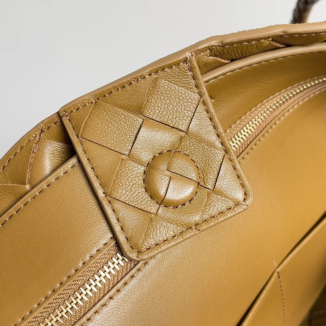 The 2023 new Andiamo batch of 2360 BV has been shipped‼ ️Really popular🔥The new Andiamo woven handbag launched by Bottega Veneta this season is really popular all over the world! ! Celebrities at home and abroad have worn it, and Oscar-winning actress Michelle Yeoh has taken it out on the street. Song Jia, Trai Yara, Yu Feihong, Sanji Ayaka, Rosie Hunting-Whiteley, Yoshioka Riho, etc. have all picked up this bag. It is classic and versatile, showing off its temperament, and the bag capacity is also large, which is very convenient for daily commuting! ! A variety of carrying methods, the shoulder straps can be adjusted by yourself, the original lambskin feels soft and delicate, and the unisex style breaks the gender boundaries and brings a more practical and long-lasting use experience. Andiamo, which has both elegant and casual styles, perfectly interprets the true appearance of "fashionable old money style". Style number: 743572 Size: 32*24*12